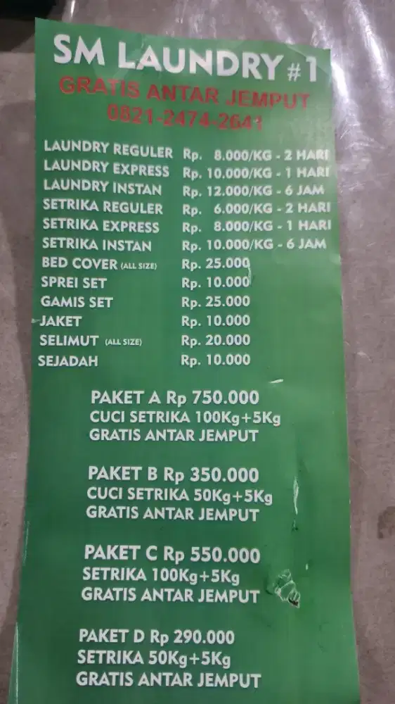 Petugas cuci dan packing laundry