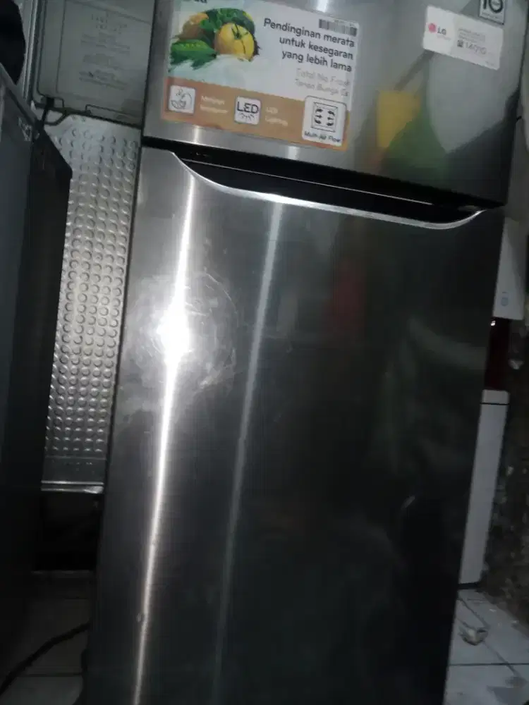 Di jual kulkas dua pintu bisa nego tipis