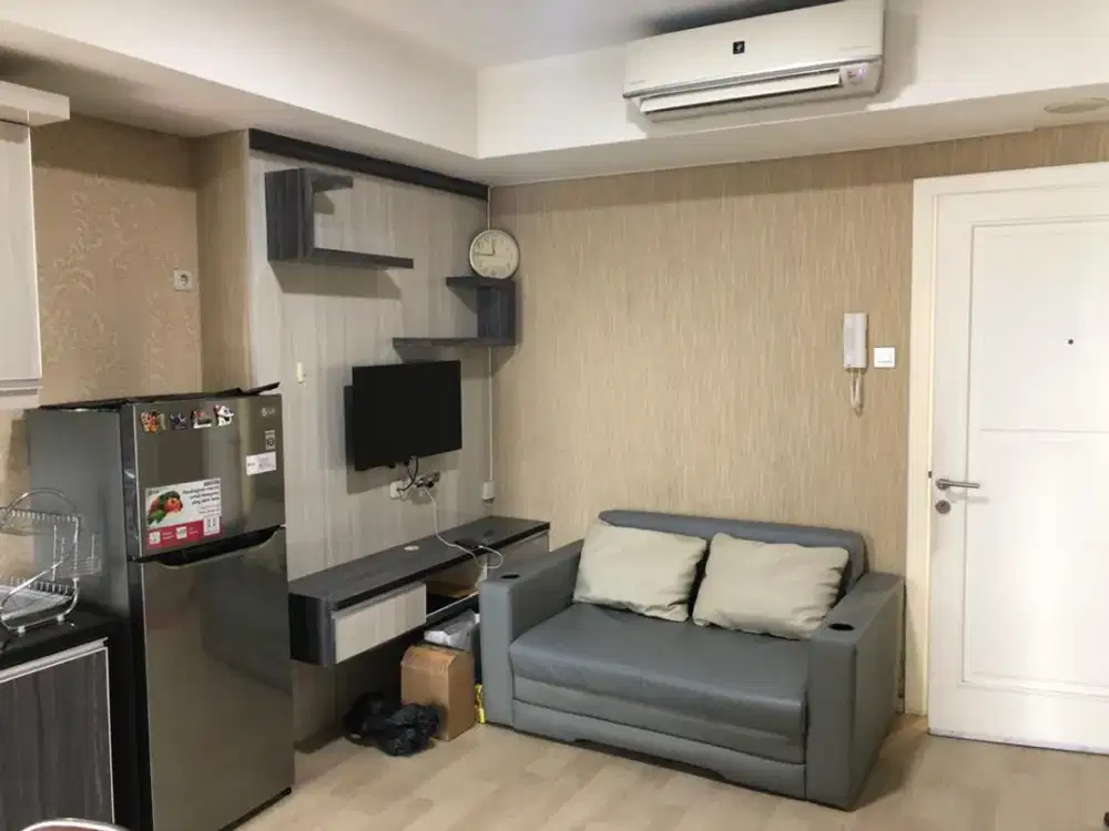 disewa apartemen green lake sunter,2kamar,furnished,siap huni,luas 42,view kolam renang,AC 3 dan waterheater,14 juta/3 bulan