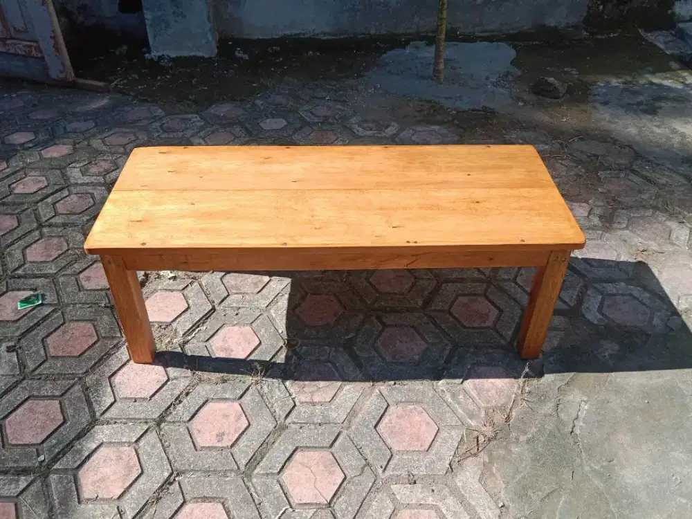 Meja lesehan panjang