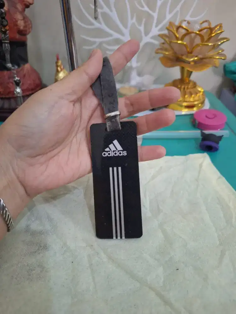 Gatungan kunci branded 
Adidah warna hitam putih 
Limited edition 
Bar