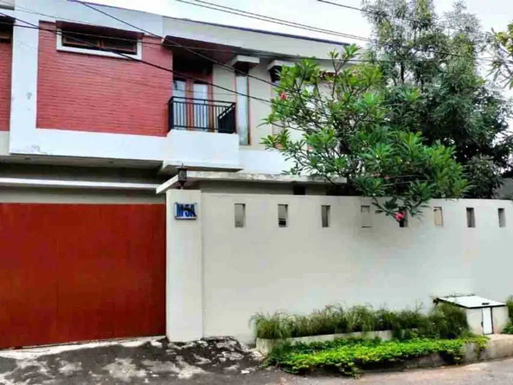 sewa rumah siap huni ada pool kemanh selatan Jaksel