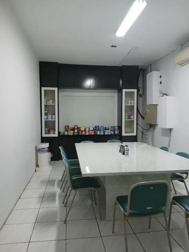 Meja dan kursi meeting kantor