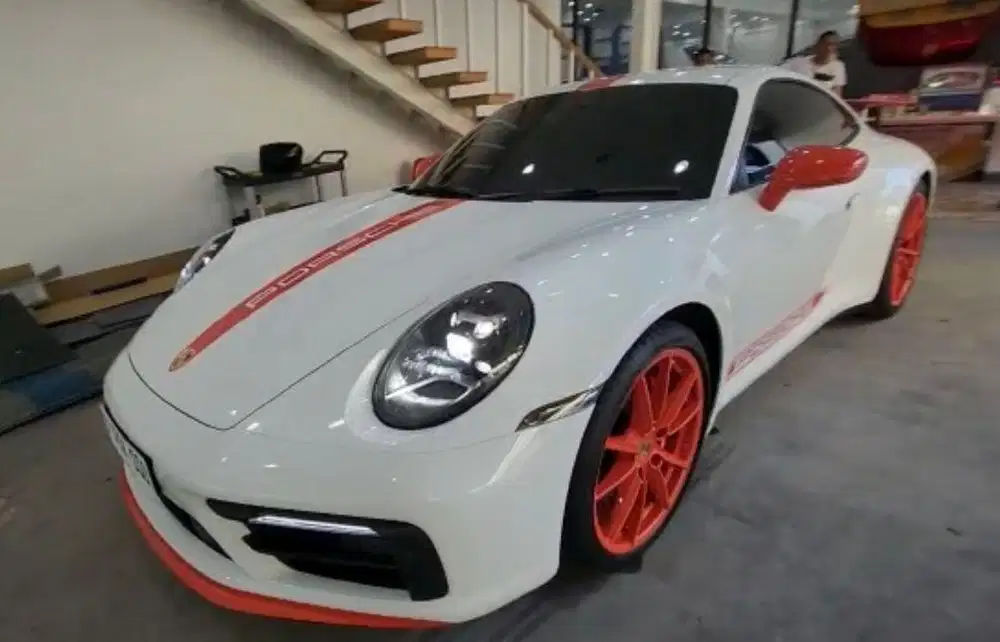 Porsche Carrera 911 992 CHILLI EDITION 2022 Putih rare item 1 of 9