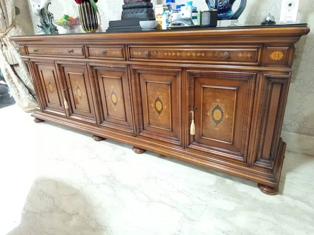 Dijual Lemari Credenza atau Sideboard Klasik