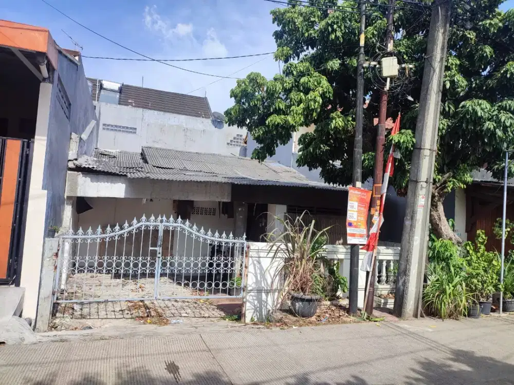 Rumah Tua di Jl. Musik, Kelapa Gading - Hadap Barat