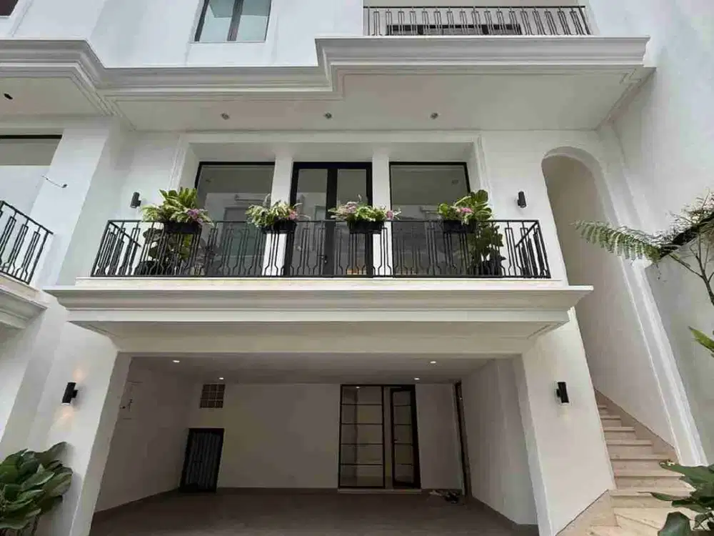 FOR SALE KEBAYORAN BARU
BRAND NEW TOWNHOUSE
AVAILABLE 4 UNIT
RADiO DALAM KEBAYORAN BARU JAKARTA SELATAN

Luas Tanah 161 - 173 m2
Luas Bangunan 337 - 359 m2
Bangunan 3 lantai
Kamar Tidur 4
Kamar Mandi 3
Powder Room 1
Swimming Pool
Balcony
Dry & Wet Kitchen