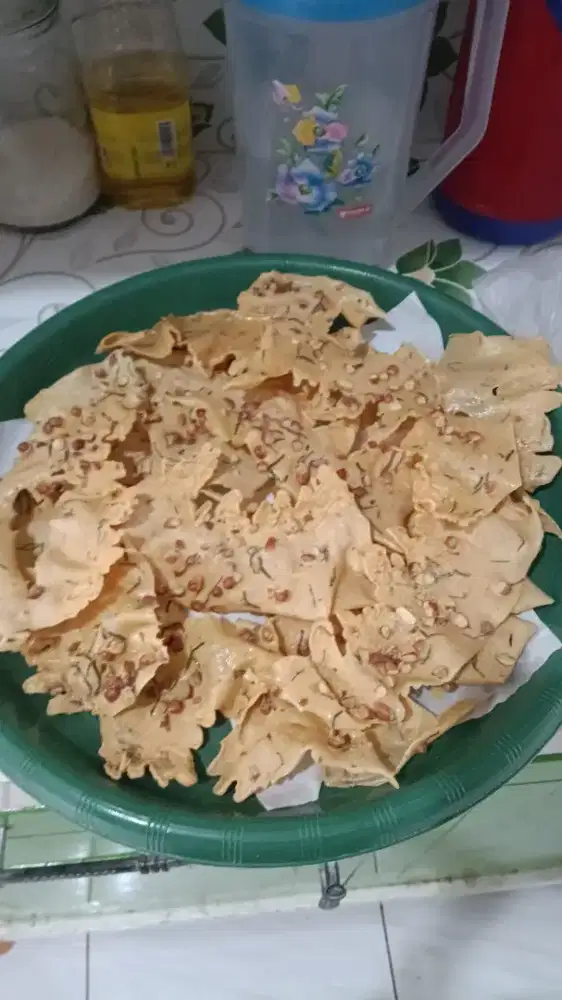 dicari orang yang siap memasarkan rempeyek khusus untuk hari raya.