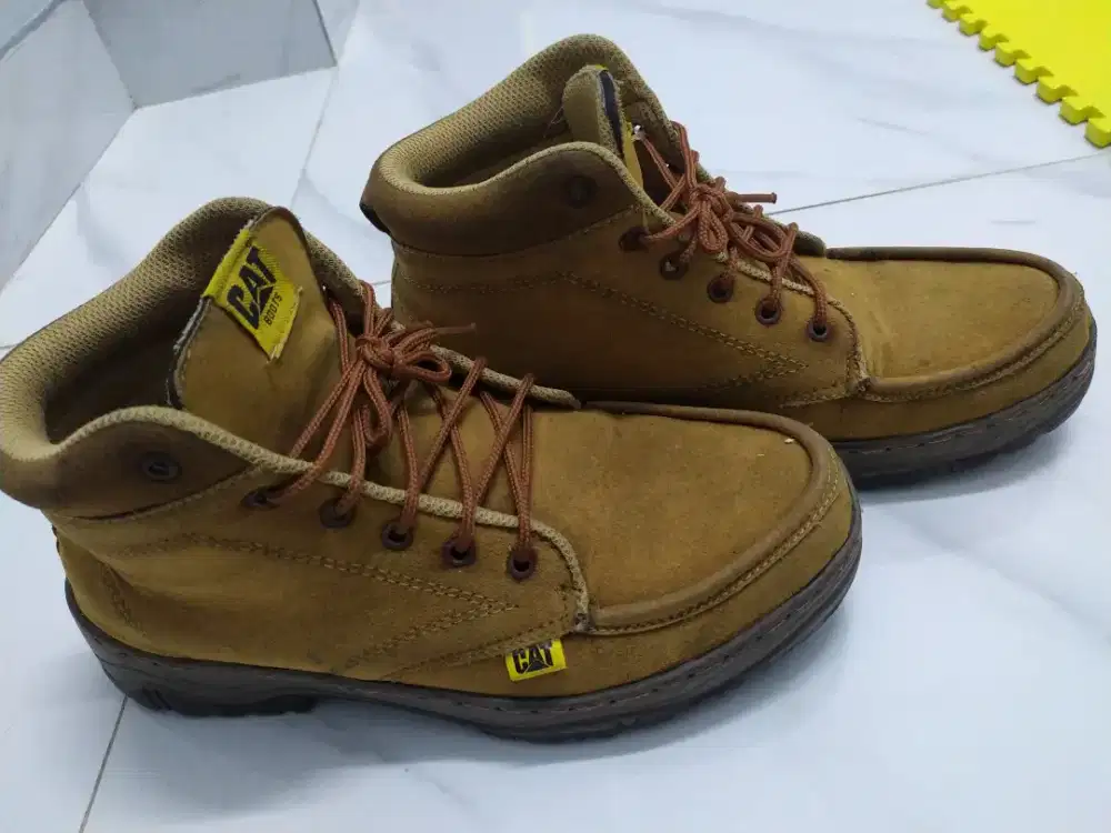 Sepatu gunung second Caterpillar Boots ukuran 41