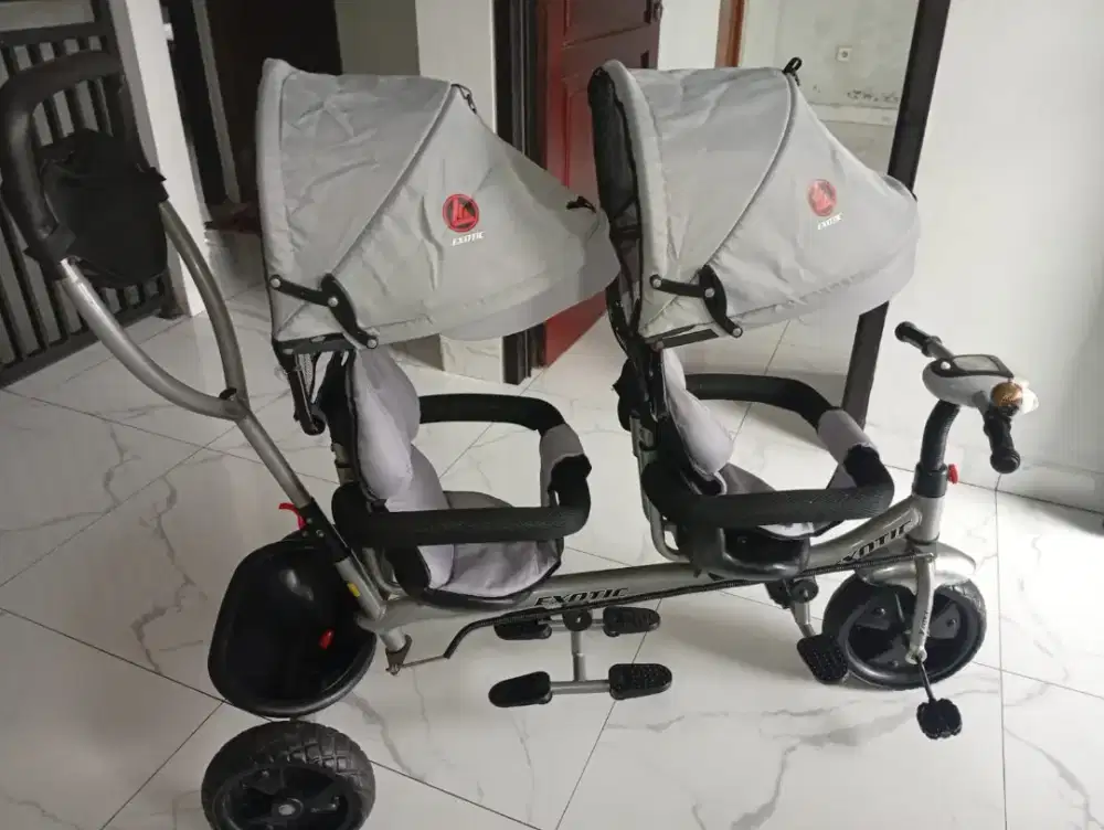 Sepeda roda tiga anak kembar