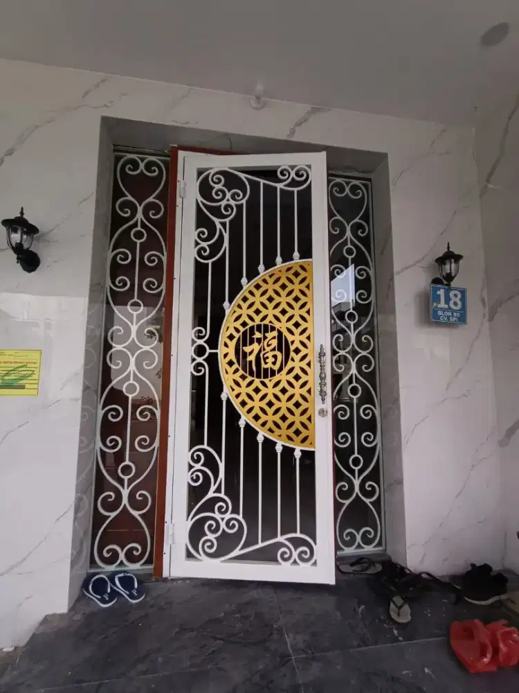 Pintu besi modern