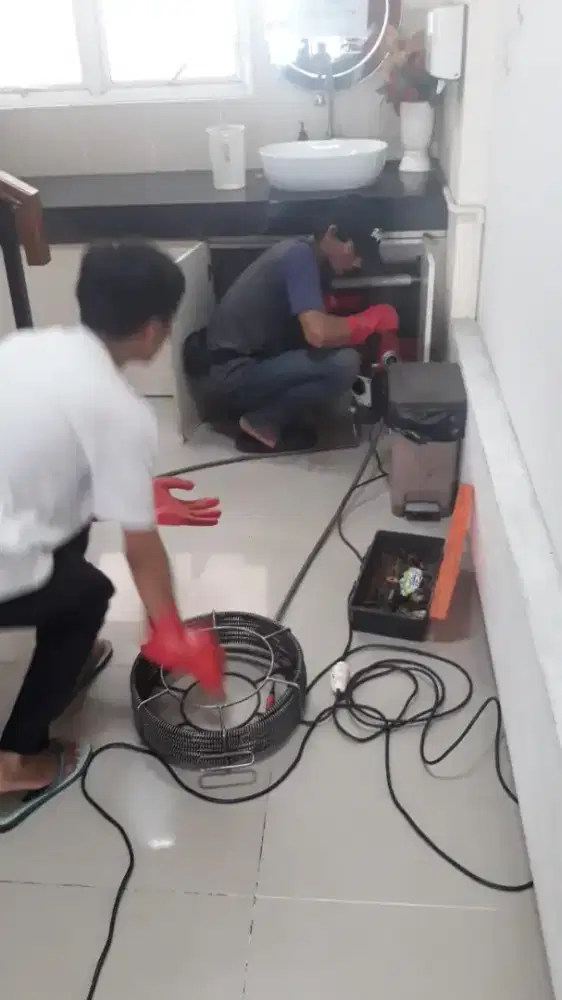 Betulin saluran WC mampet, tanpa bongkar