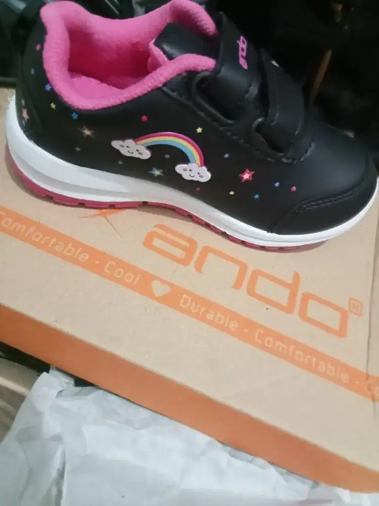 Sepatu anak perempuan edisi salah ukuran