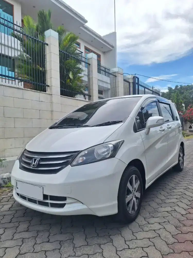Honda Freed putih 2012