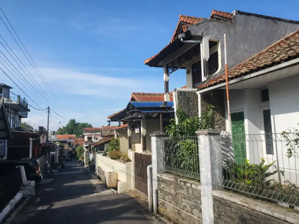 Jual murah, Rumah berlokasi di Cihanjuang, Kel. Cibabat, Kec. Cimahi Utara, Kota Cimahi.