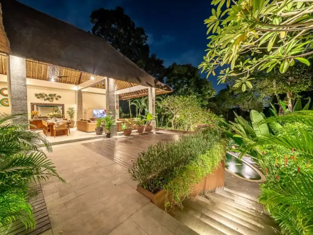 Villa 3 Kamar Tidur dengan Konsep Open Living dan Lingkungan Hutan di Buwit (R-TB11)