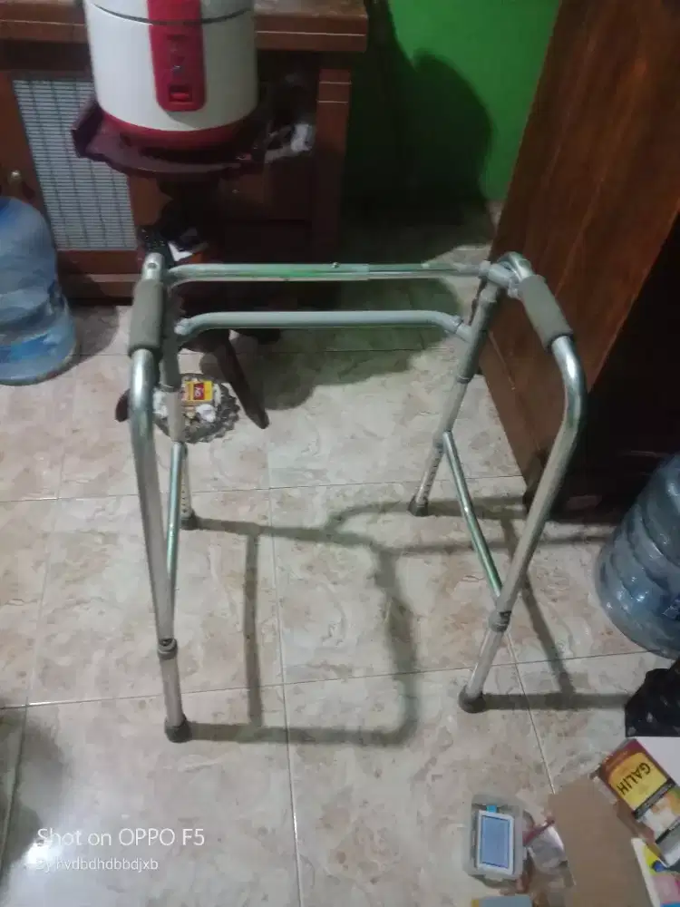 Alat bantu jalan lipat tanpa roda aluminium