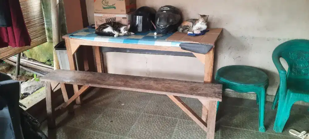 Meja dan bangku kayu berat