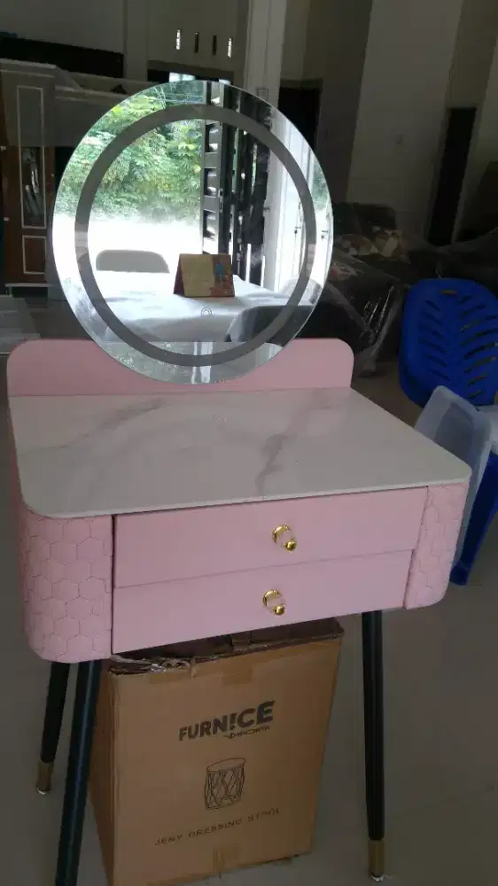 Meja rias khusus untuk wanita