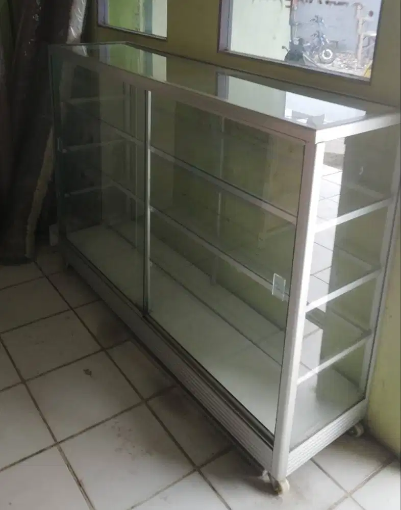 Etalase Kaca 1.5 M
