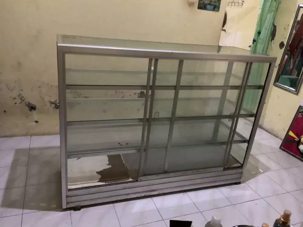 Etalase kaca tanpa roda
