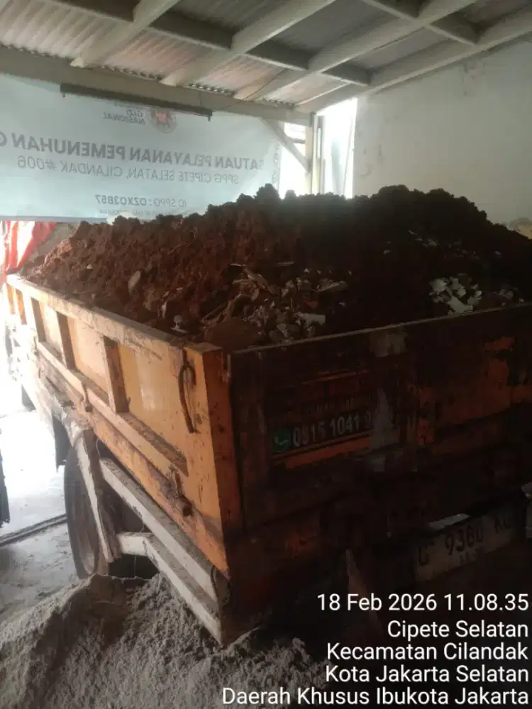 Jasa buang puing dan tanah