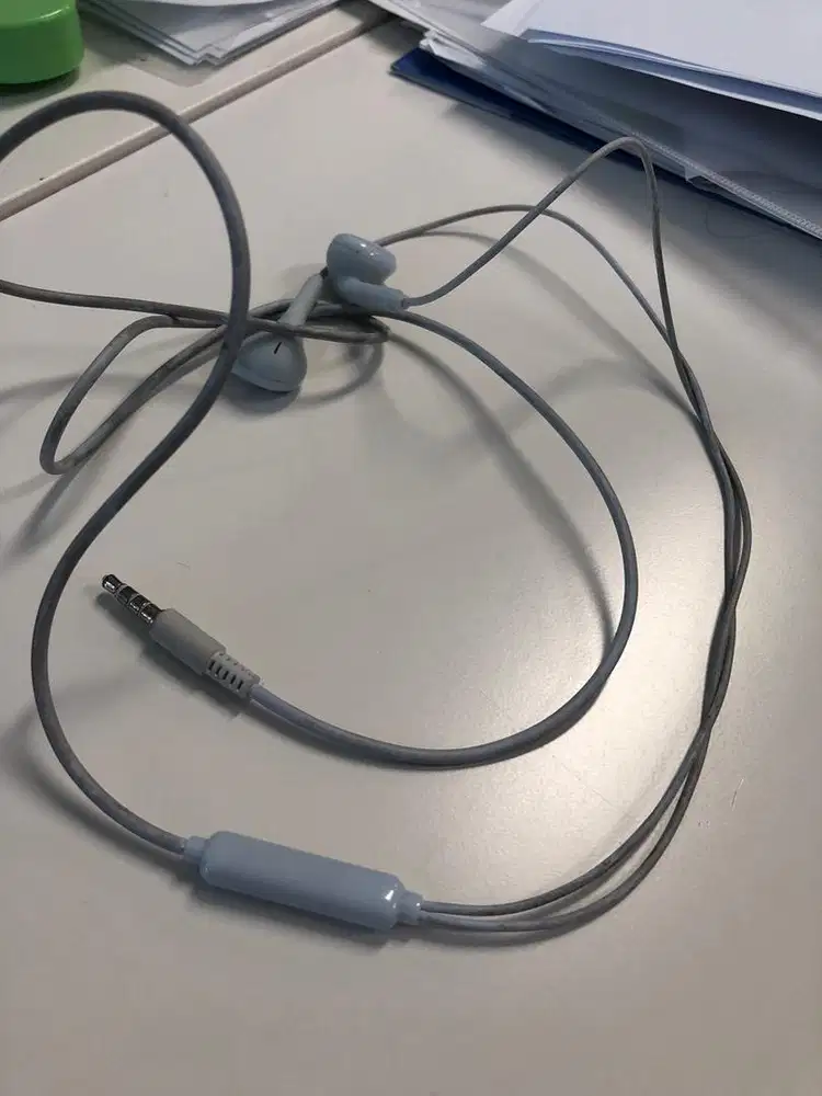 Headset putih kabel tanpa nama