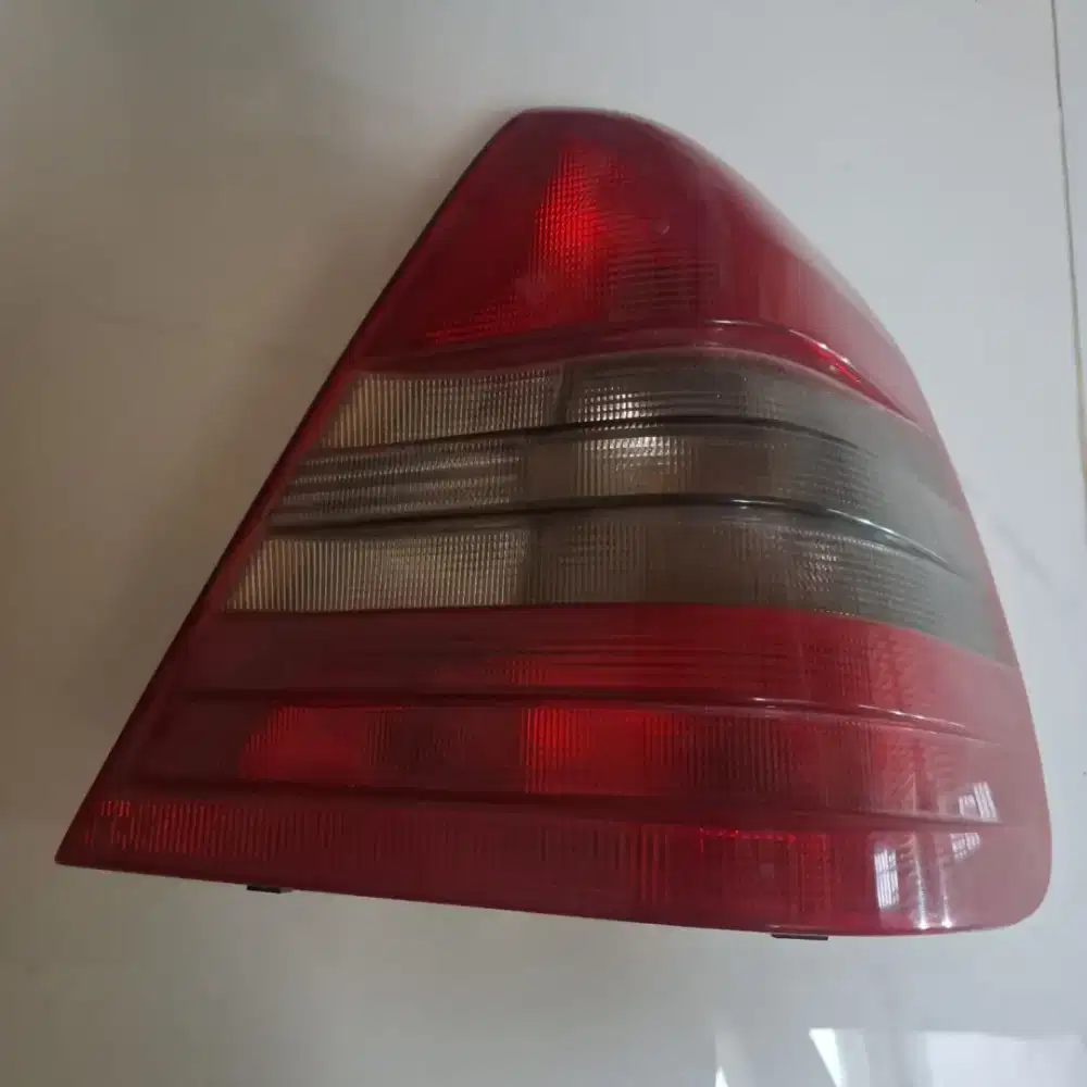 Lampu belakang mercy c200