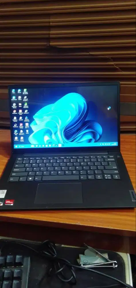 Laptop LENOVO V14 G2