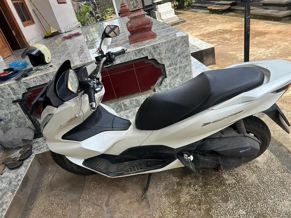 Honda PCX 2023 putih