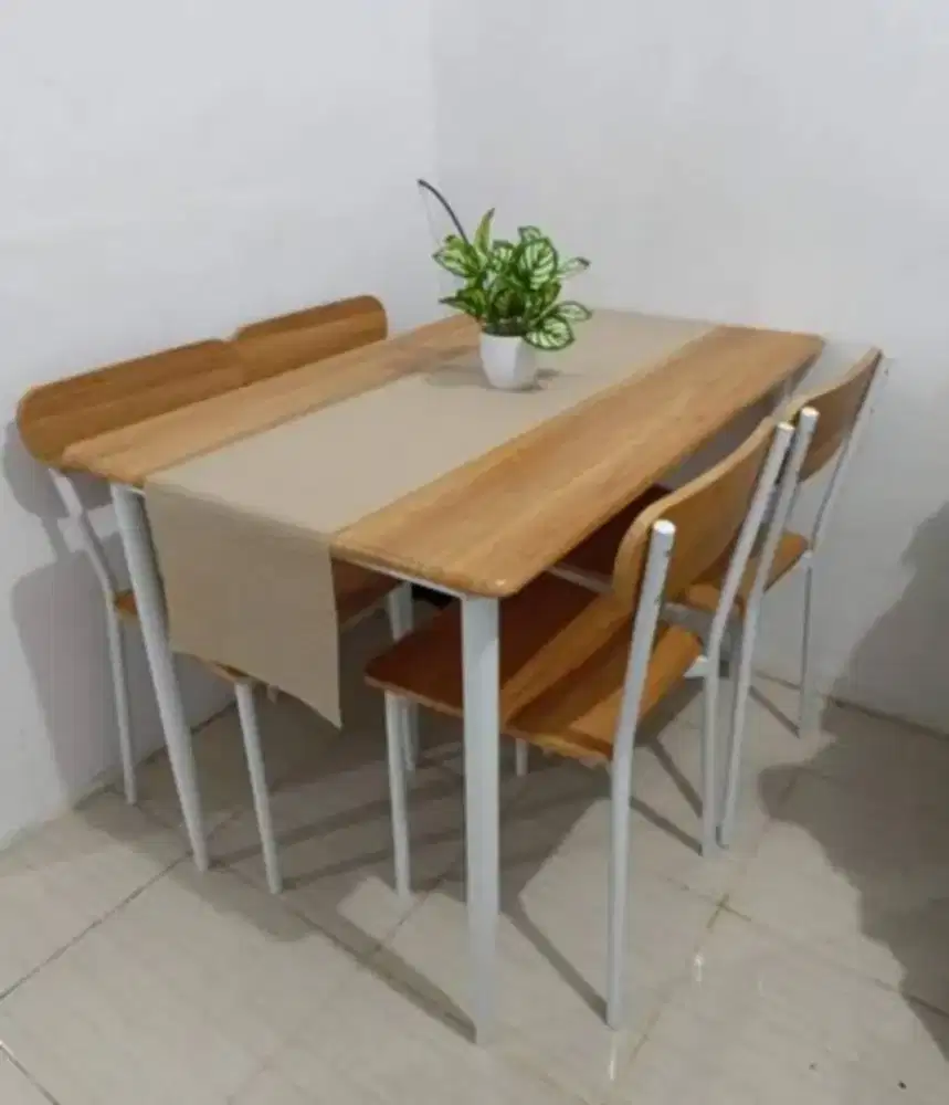 Set meja makan 4 kursi