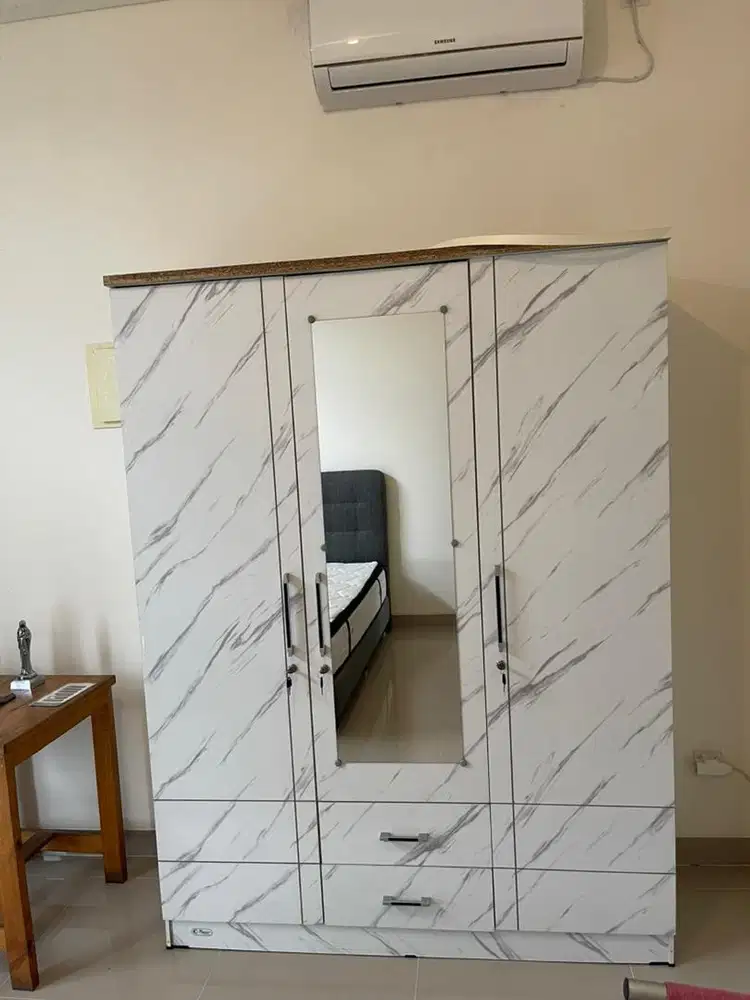 LEMARI BAJU PUTIH ABU KAYU