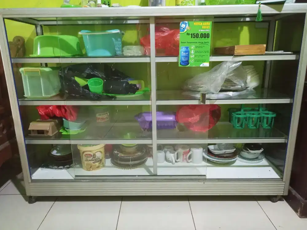 Etalase kaca untuk usaha