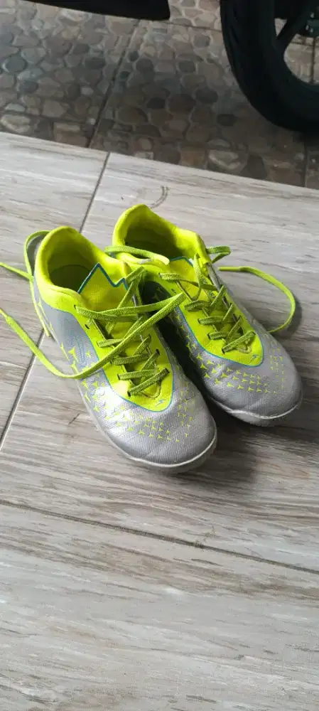 Sepatu futsal anak merk Specs
