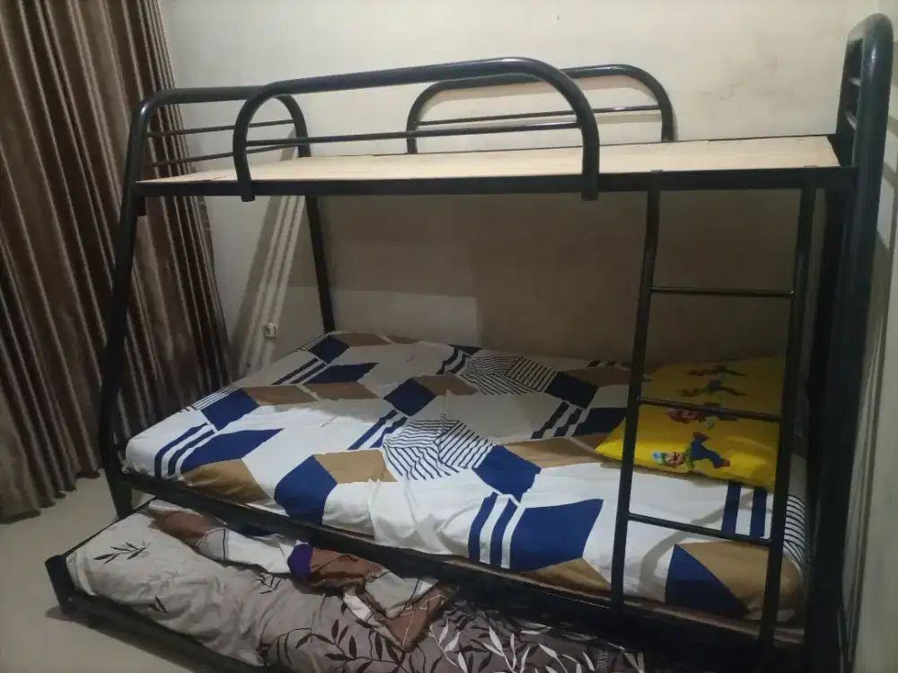 Ranjang Besi 3 Tingkat