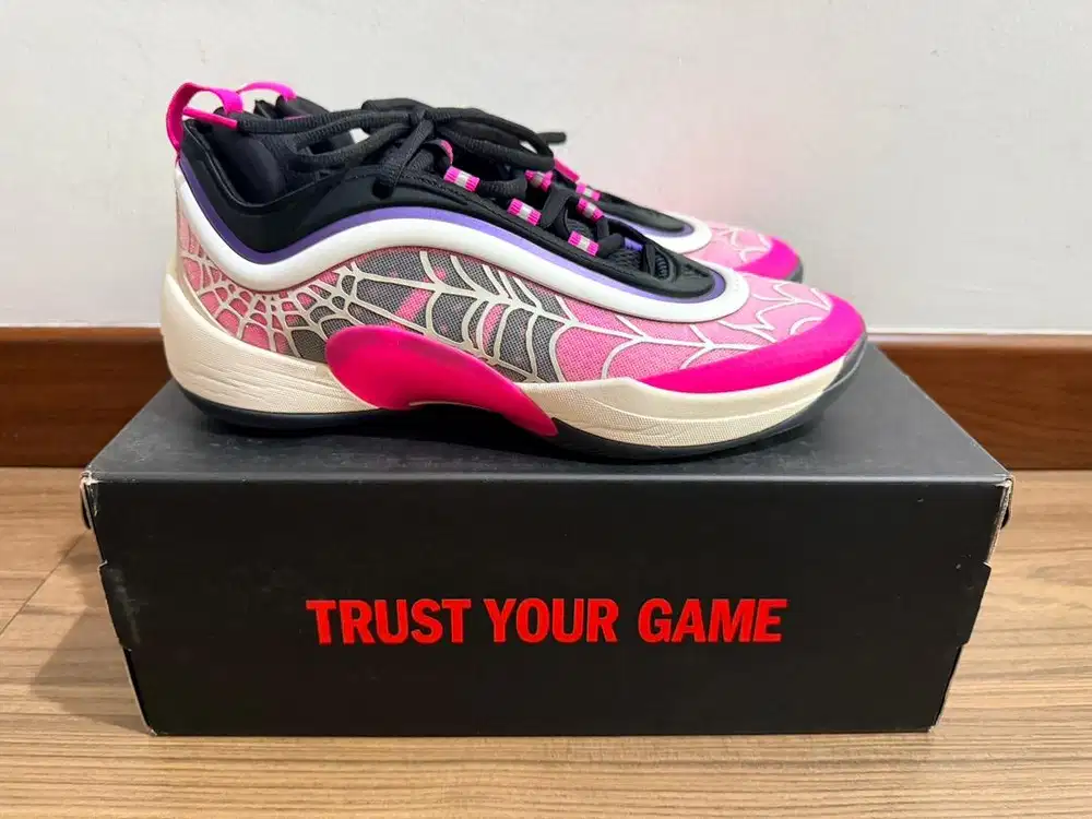 Sepatu basket adidas don issue 6 gwen spidey us9,5/eur43,5 VNDS ori