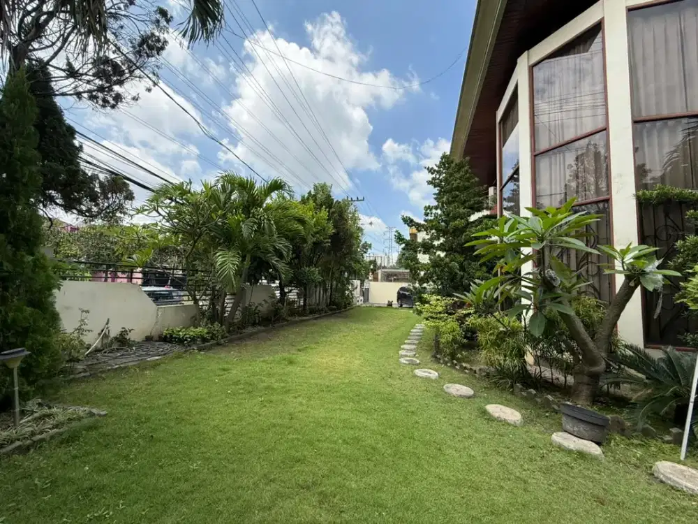 Rumah disewakan untuk usaha di Darmo Permai Selatan II, Surabaya