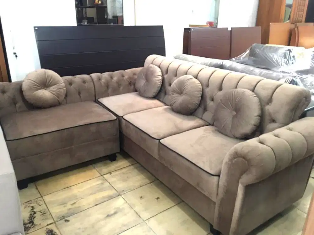 Sofa L putus semi Chesterfield list hitam