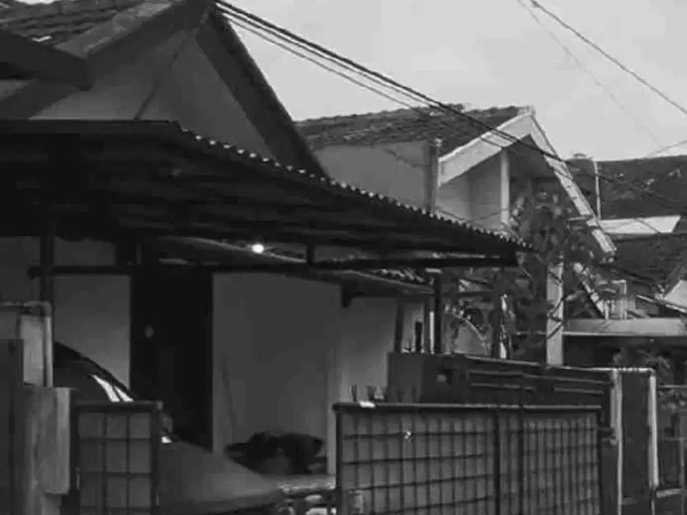 Dijual rumah tua 1 lt di Cinere Blok J termurah banget lt 208 m2 lb 211 m2 Ada 4 kt 3 km Shm hadap selatan. Limited edition!! Ayo survei yuk! nego