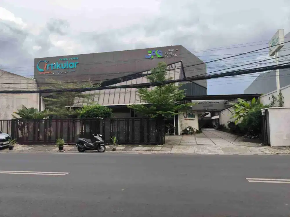 DIJUAL DAN DISEWAKAN GEDUNG DI RADIO DALAM JAKARTA SELATAN LOKASI STRATEGIS DI KAWASAN BISNIS DAN KOMERSIAL UTAMA
SHM 
- Luas Tanah: 1.600 m²
- Luas Bangunan: ±2.000 m²
- 2 lantai
- Kamar mandi: 4
- Listrik: 33.000 watt
- Air: Tanah
- Carport: ±15 mobil
-