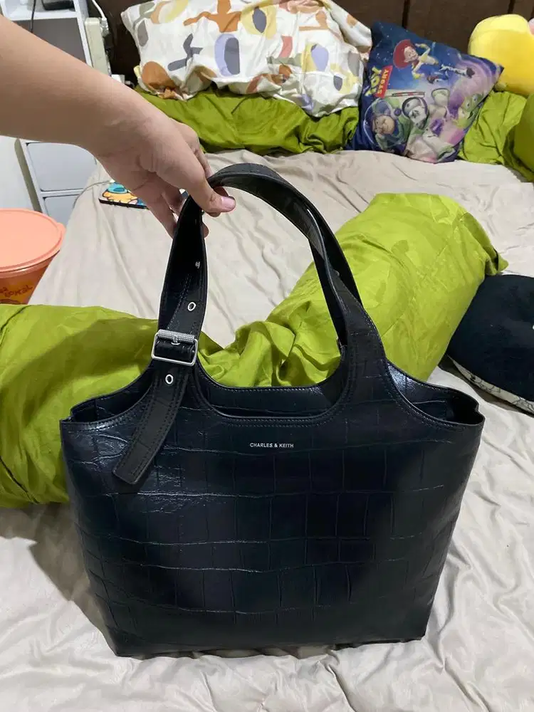 Tas Brand Charles & Keith ORIGINAL Mulus dijual Murah aja!