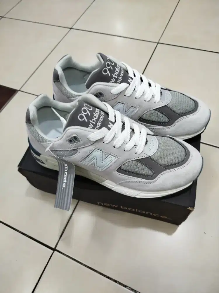 New Balance 990