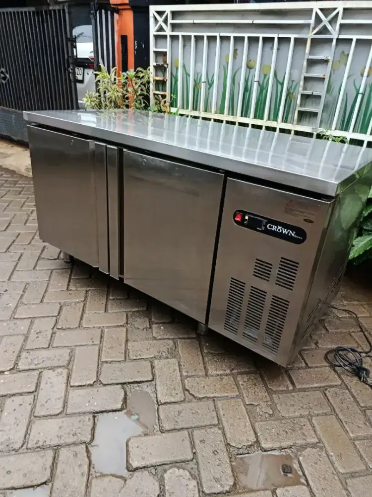 Undercaunter crwon 2pintu  kondisi normal ukuran 150x75x85 6,5 jta