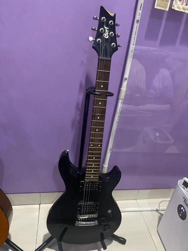 1 Gitar akustik dan 1 gitar electric