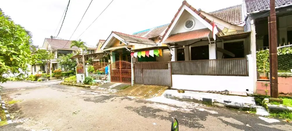 DISEWAKAN RUMAH ASRI, DEPAN TAMAN LAPANGAN LUAS