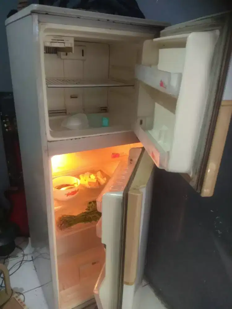 Jual Kulkas dua pintu Merk Mutsubishi Ok mulus Lok.Jatake Tngerng