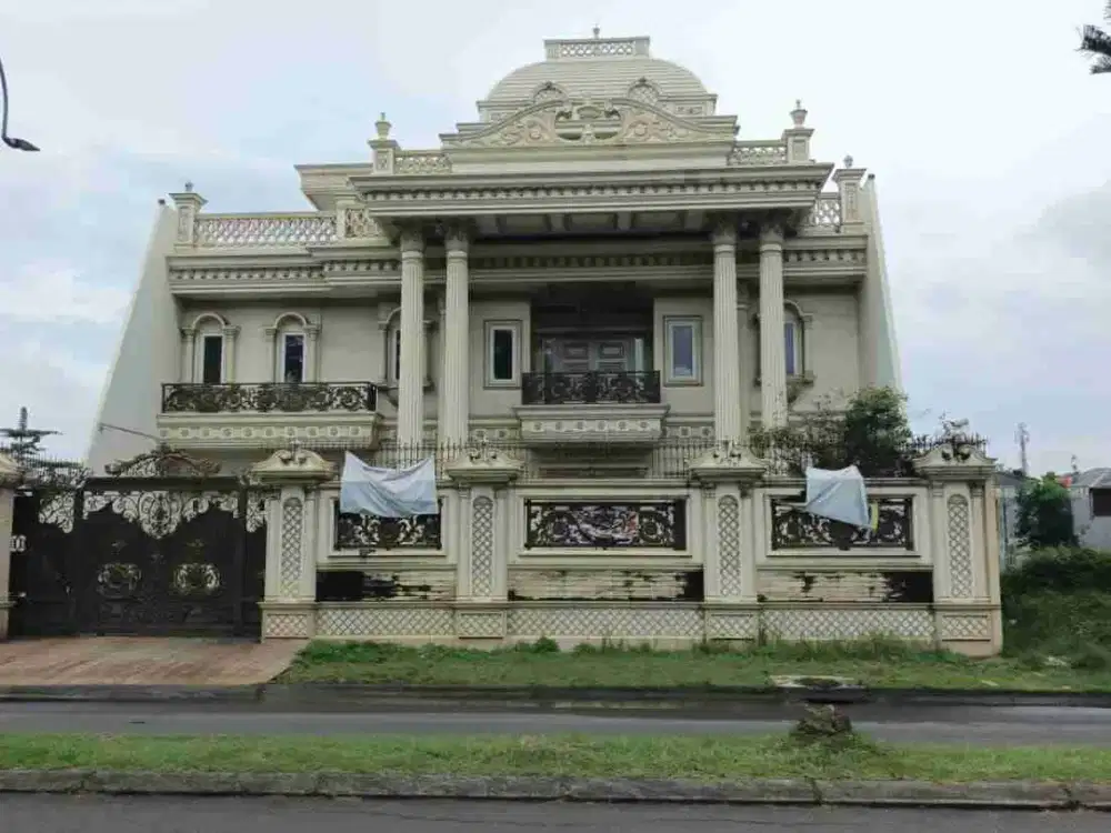 Dijual rumah mewah  di bawah harga pasar di jalan utama perumahan kota Modernland tanggerang