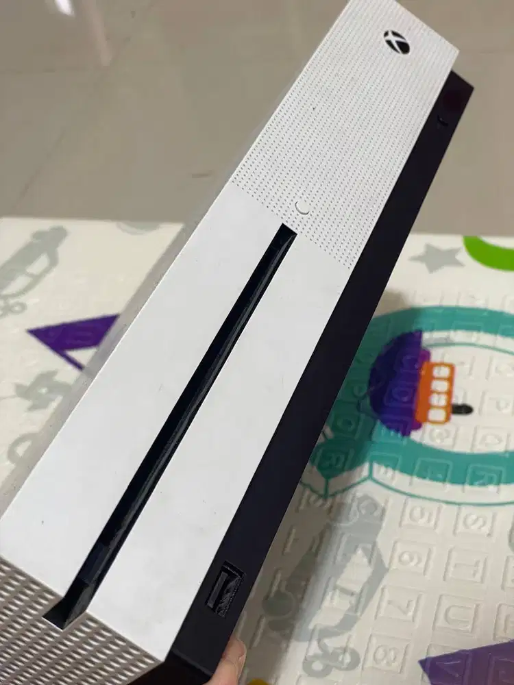 Xbox one s 1tb + Stick ori + game 1jt an (kondisi mulus)