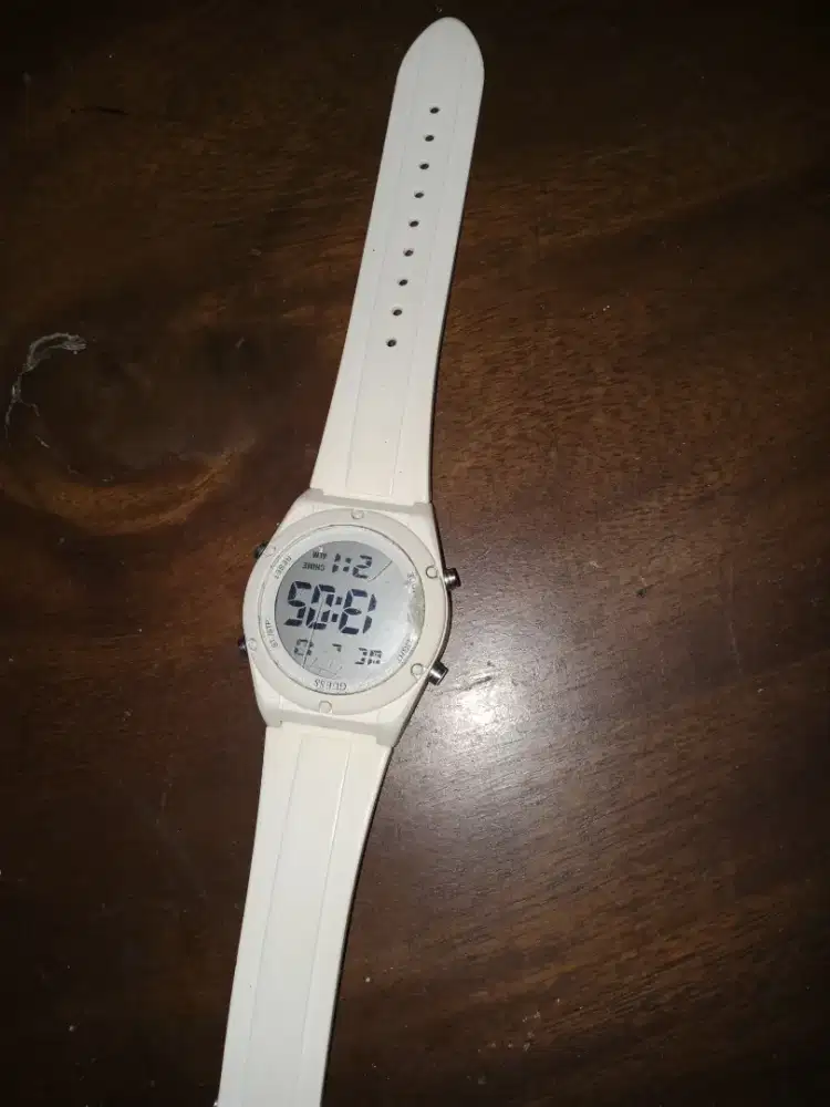 Jam tangan merk guess original  second warna putih