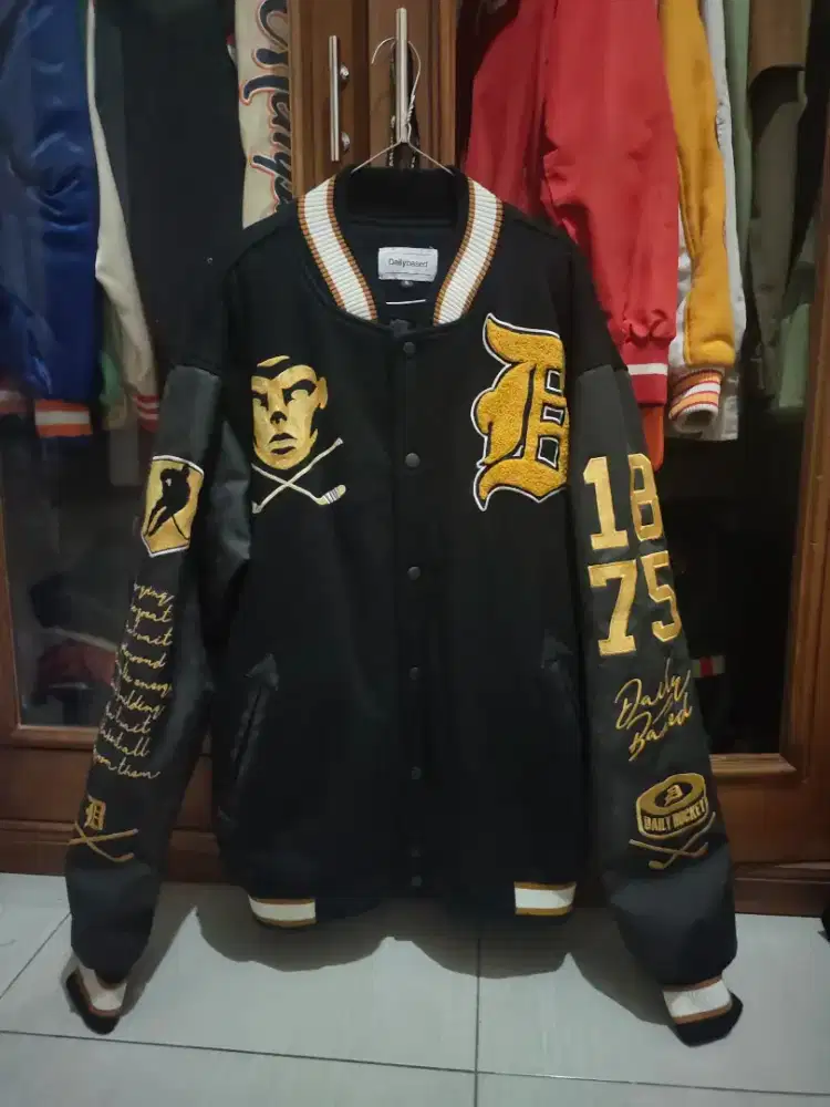 Jaket bomber bekas